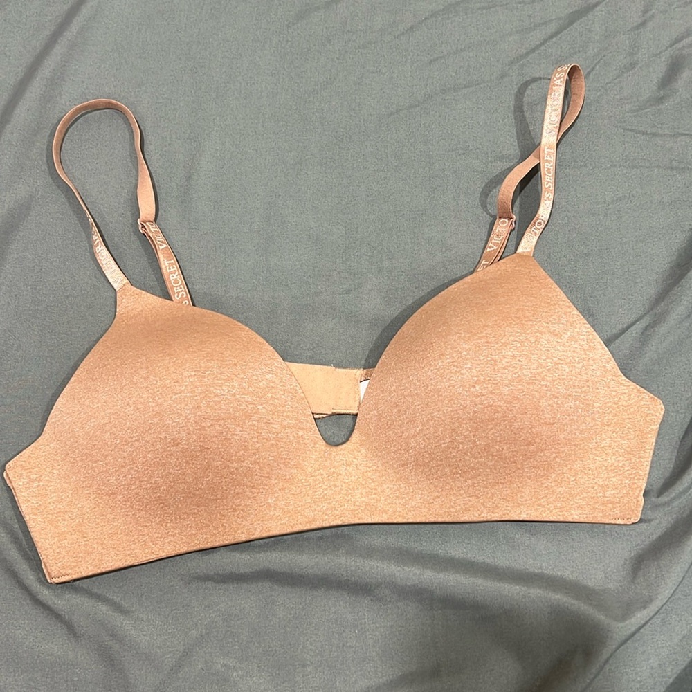 Like New Victoria’s Secret wireless bra 36B Peach Nude Color lightly padded